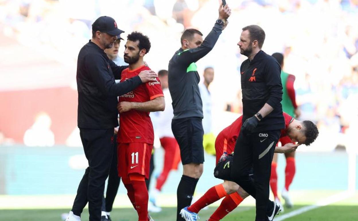 Klopp consuela a Salah tras la sustitución del egipcio por lesión.