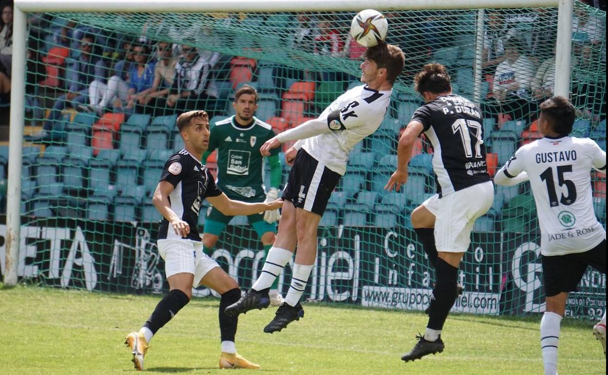 Antonio Amaro cabecea un balón ante el Compostela.