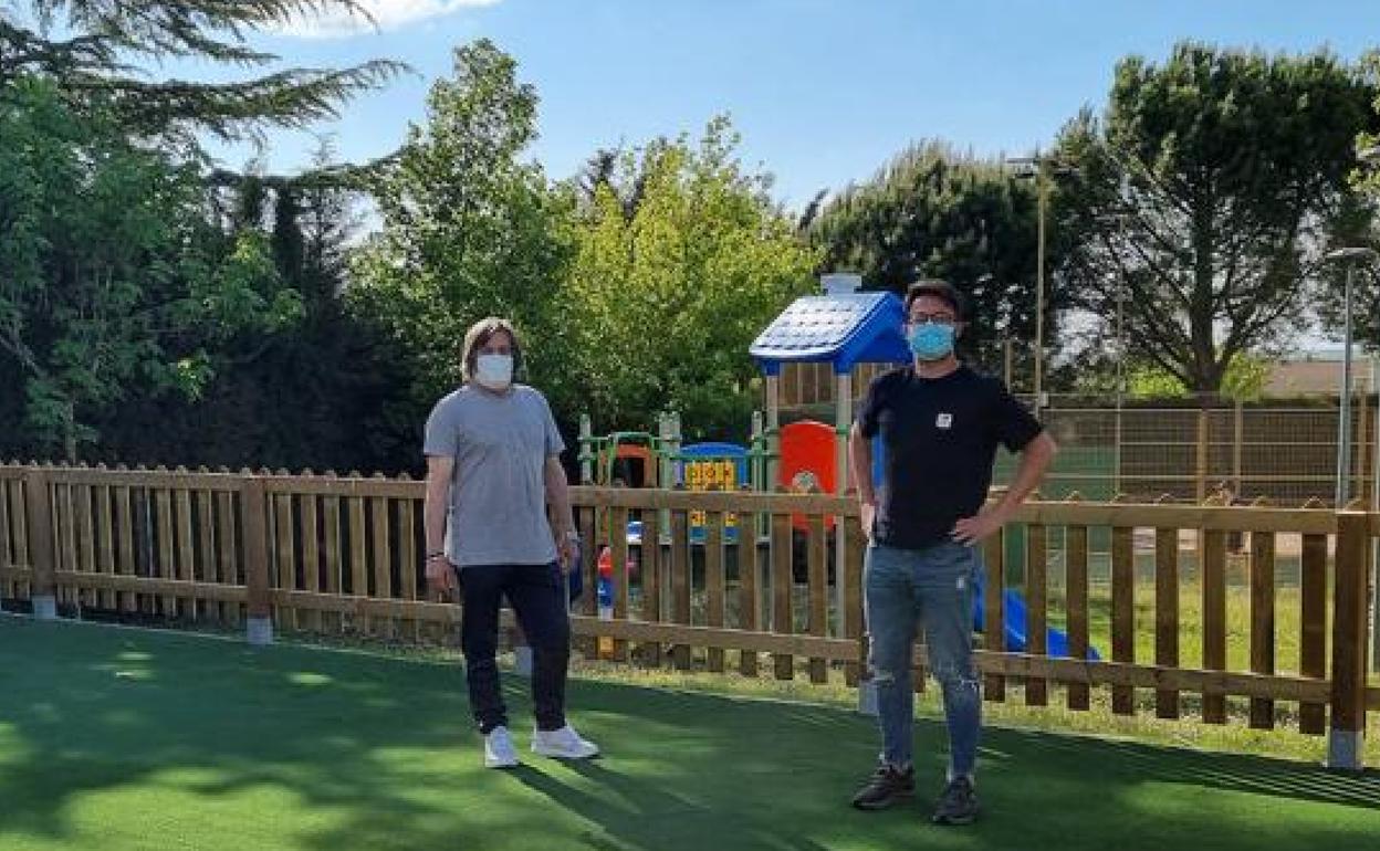 Justo Pérez y el alcalde Guillermo Rivas,en un parque infantil. 