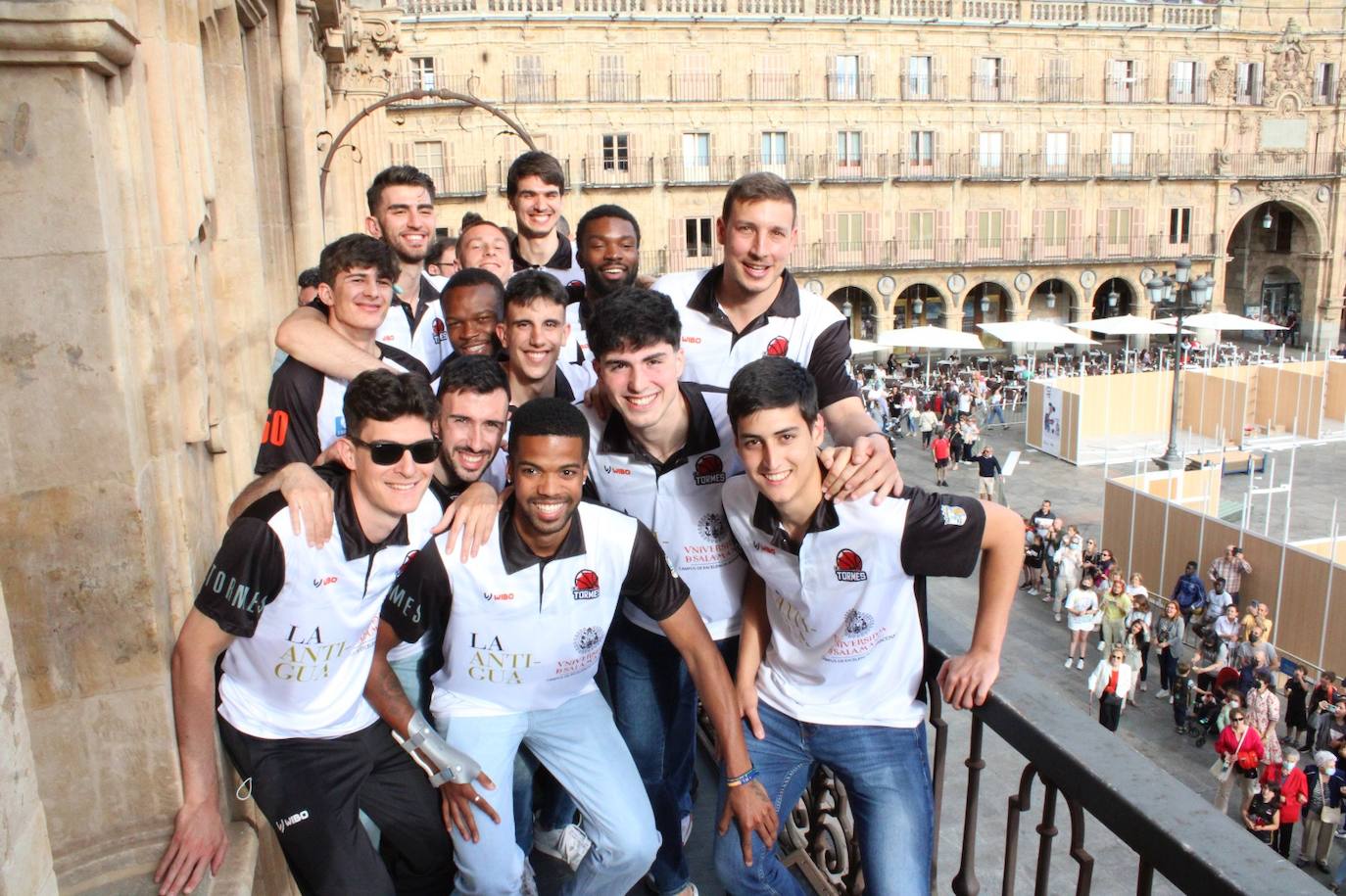 Los jugadores del Usal La Antigua, en el balcón del Ayuntamiento de Salamanca. 