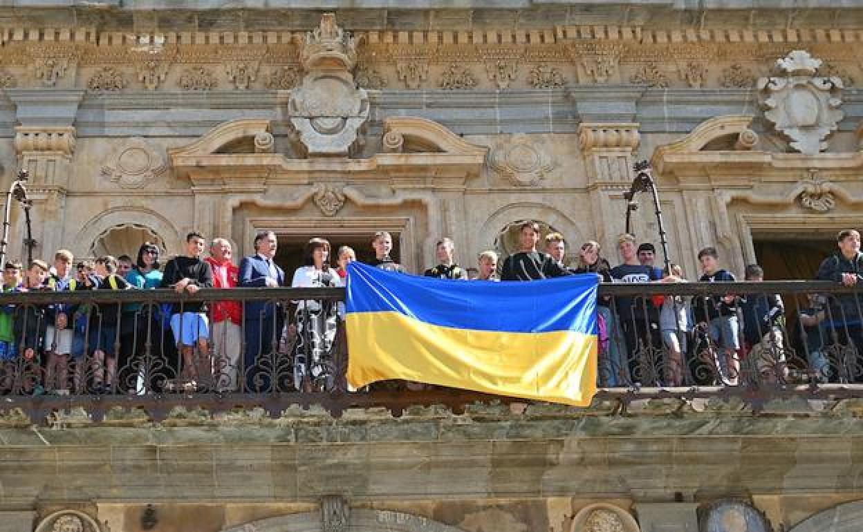 La bandera de Ucrania en el Ayuntamiento de Salamanca. 