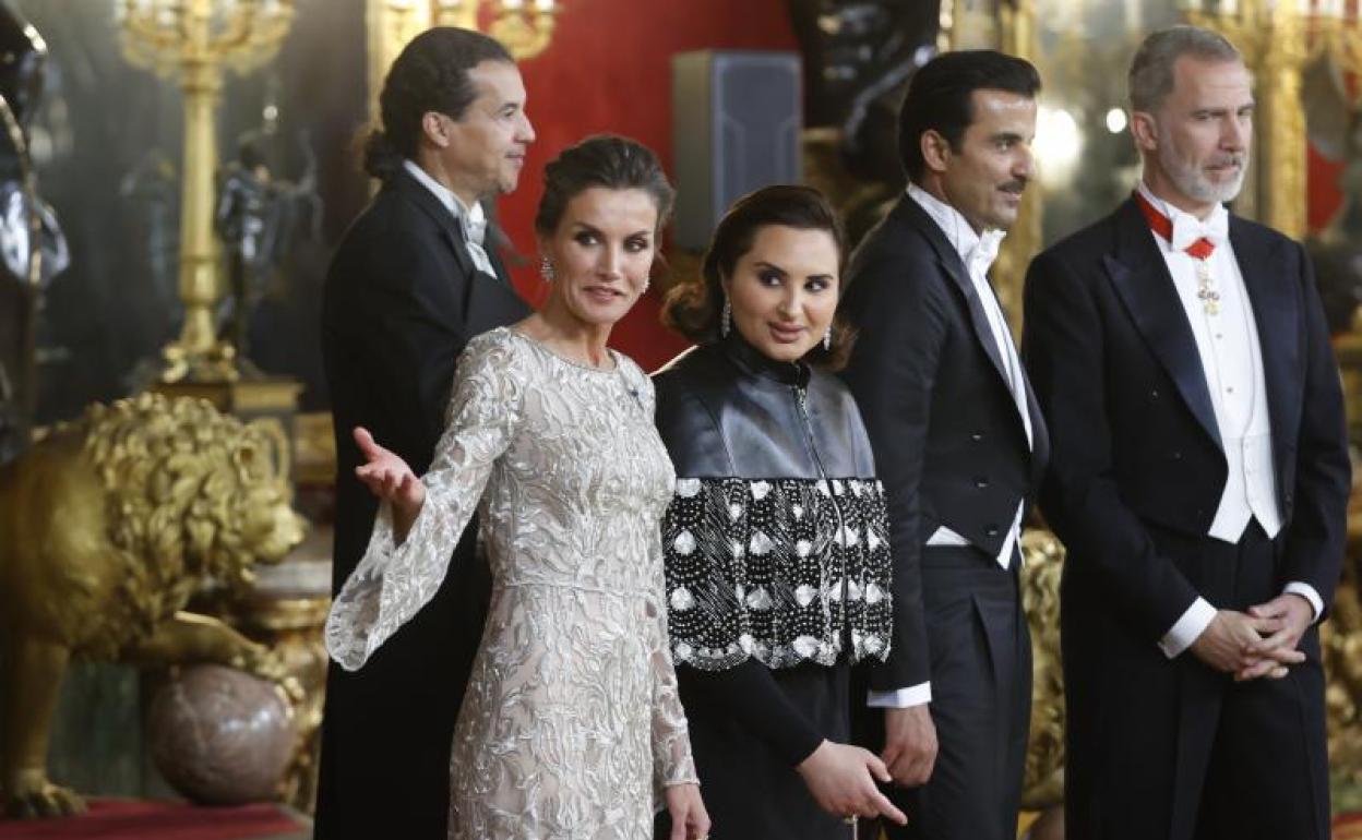 Los reyes Felipe y Letizia posan con el emir de Catar, el jeque Tamim Bin Hamad Al Thani, y a su esposa, Jawaher Bint Hamad Bin Suhaim Al Thani.