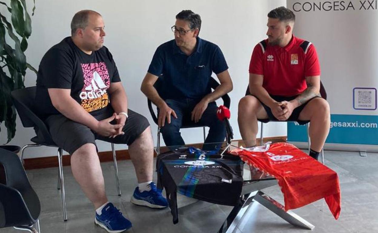 El capitán, el presidente y el técnico del BM Salamanca, en la presentación del acuerdo de renovación de Juan Martín del Boca. 