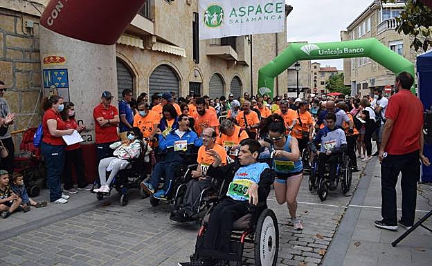 Imagen principal - Alberto Marcos y Sandra Santamaría vencen en el ​VIII Cross Popular Villamayor-Aspace