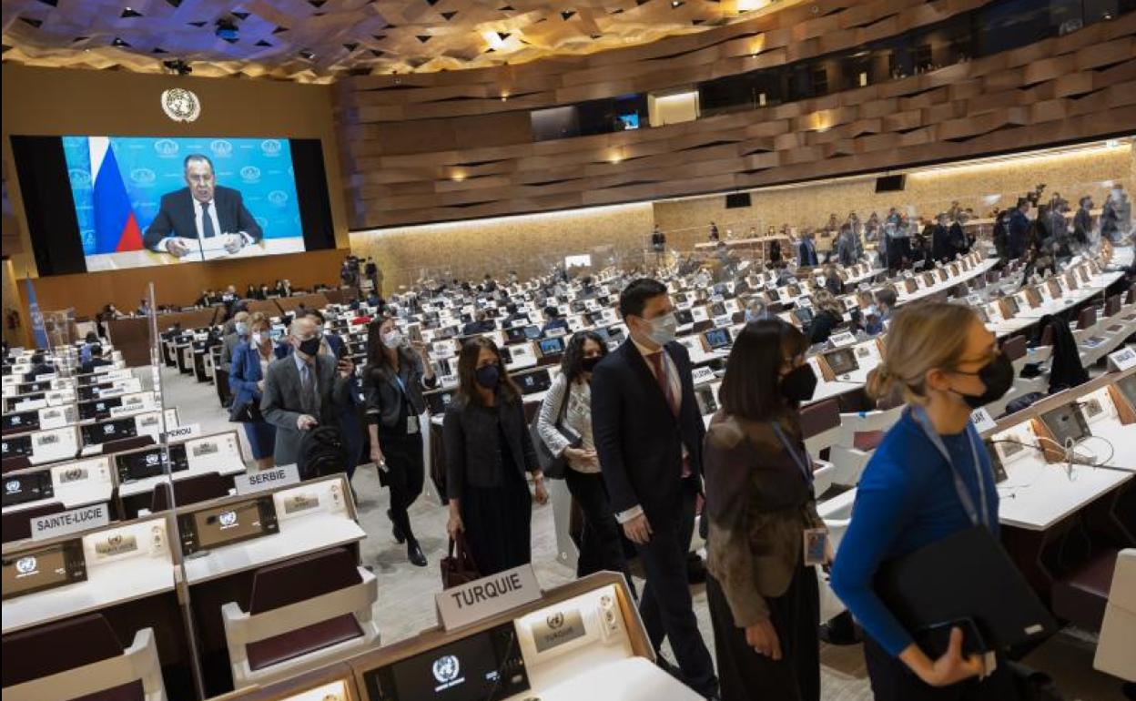 Varios diplomáticos abandonan la sala durante un mensaje de Serguéi Lavrov, ministro de exteriores ruso, el pasado mes de marzo.