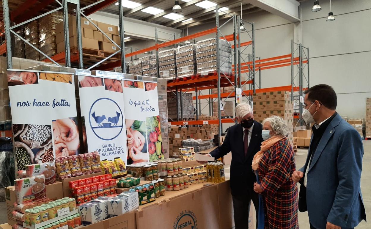 La subdelegada del Gobierno atiende las explicaciones del presidente del banco de Alimentos de Salamanca.