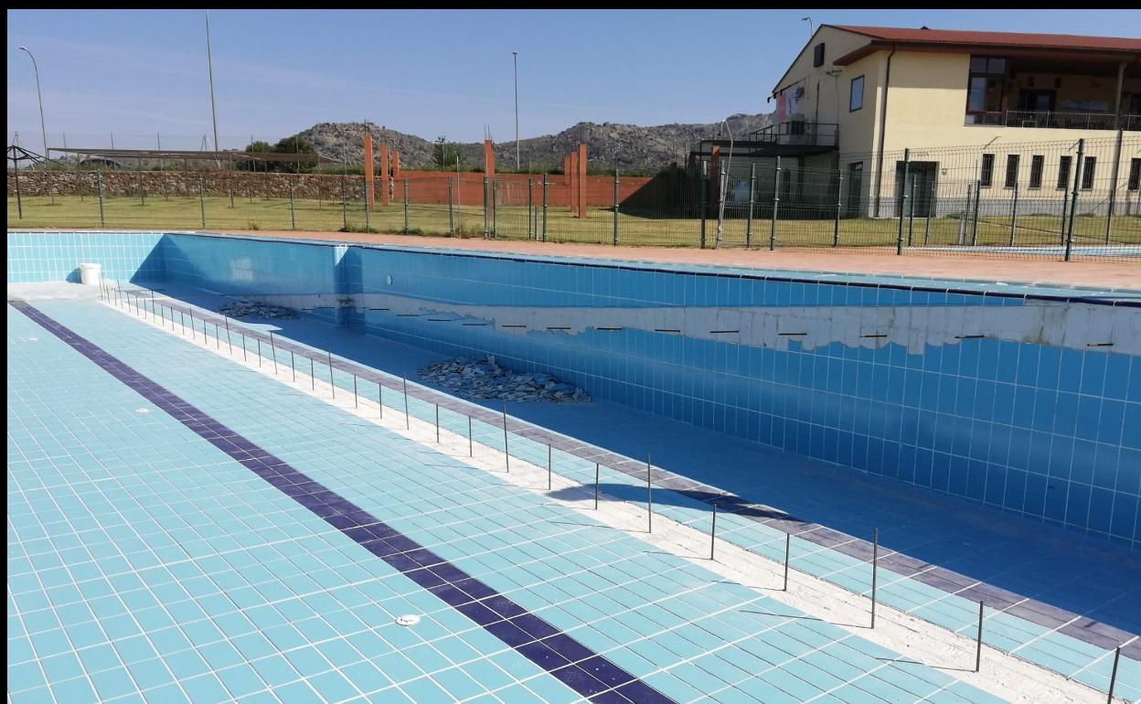 Béjar instala una rampa de acceso en el vaso grande de la piscina municipal