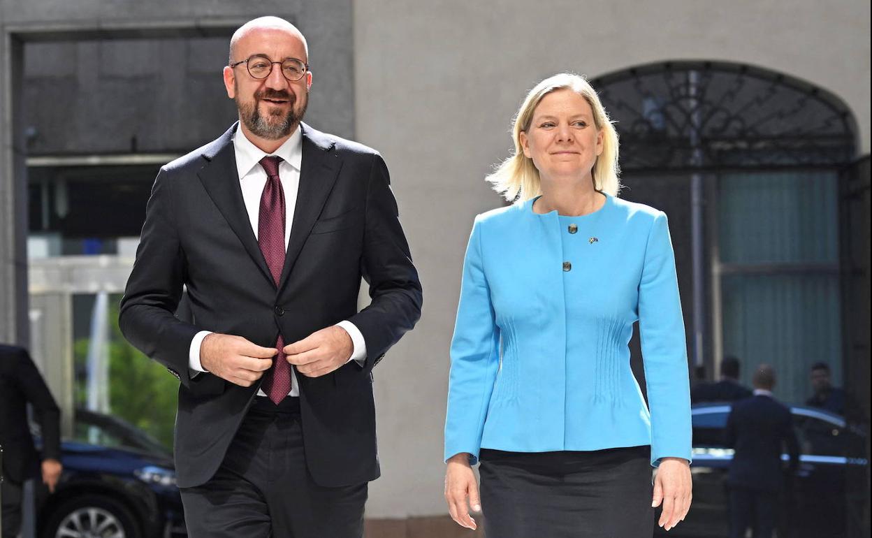 El presidente del Consejo Europeo, Charles Michel, y la primera ministra sueca, Magdalena Anderson, este miércoles en Stockholm (Suecia).