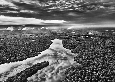 Imagen secundaria 1 - Arriba, volcán Karimsky (Kamchatka, Rusia); debajo, río Negro, afluente del Amazonas (Brasil) y salto del Ángel. 