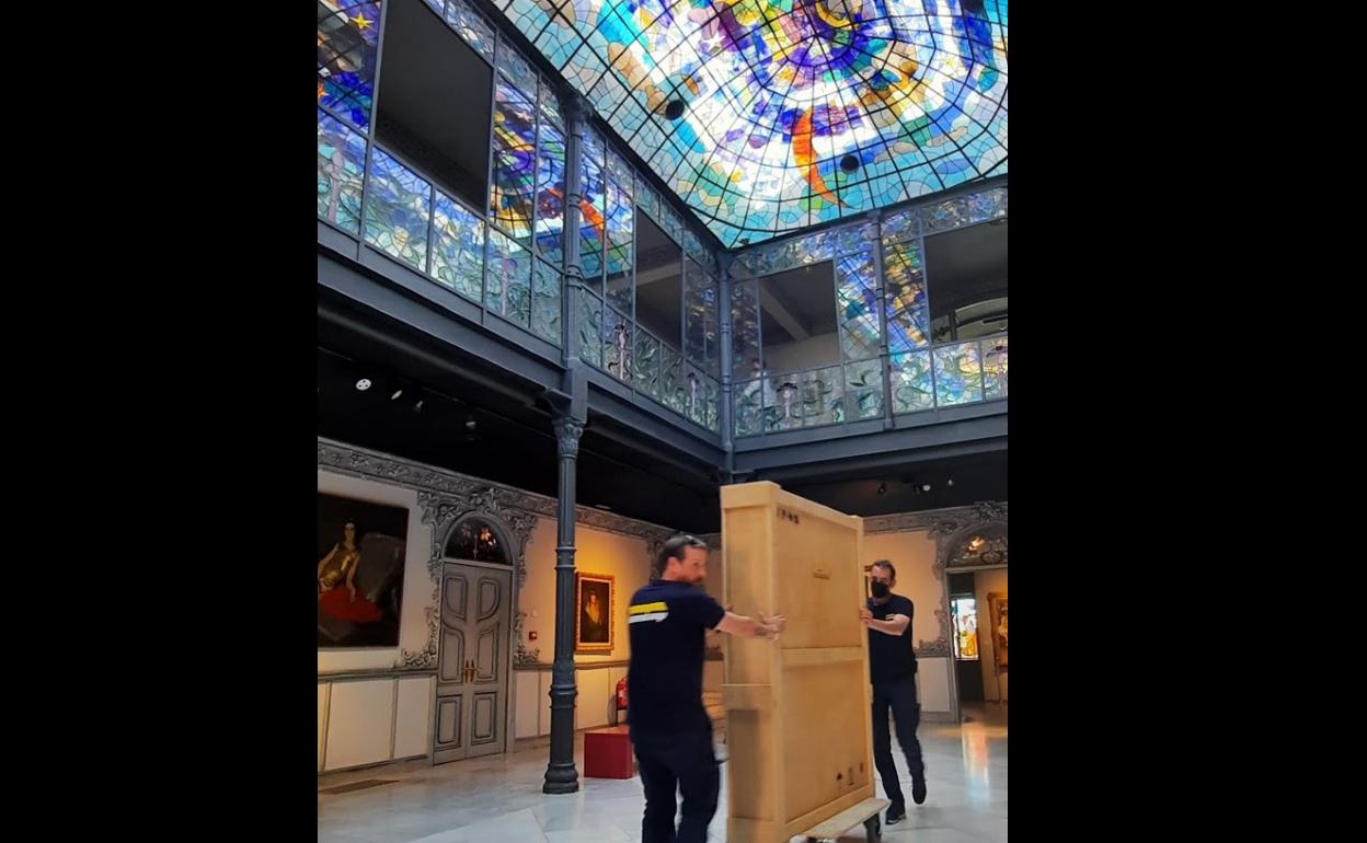 Momento en el que las piezas del Museo salen de la Casa Lis para su traslado hasta el Palacio de las Alhajas.