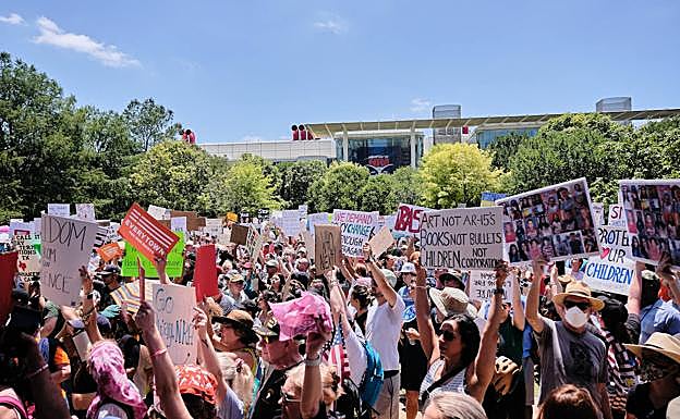 Cientos de personas protestan junto al recinto donde se celebra este fin de semana la convención de la Asociación Nacional del Rifle