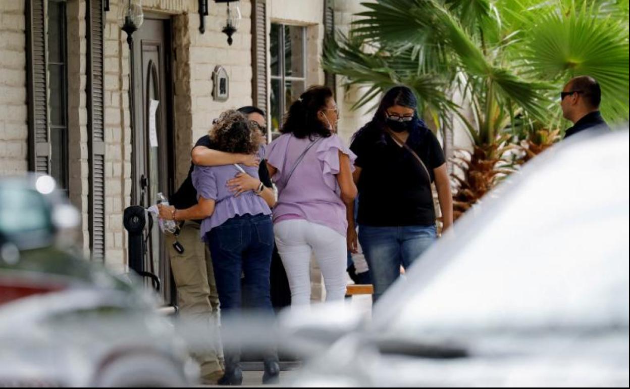 La gente se abraza en la entrada de la funeraria donde yace Nevaeh Alyssa Bravo, una de las víctimas del tiroteo masivo en la escuela primaria Robb.