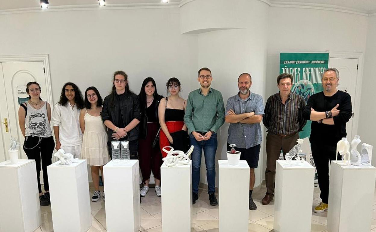 participantes en la inaguración de la exposición.