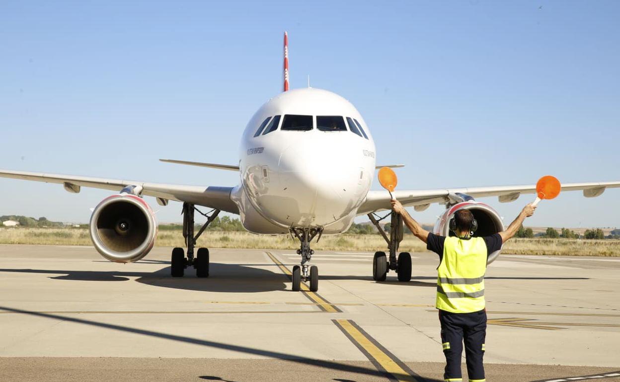 Un avión aterriza en Matacán. 