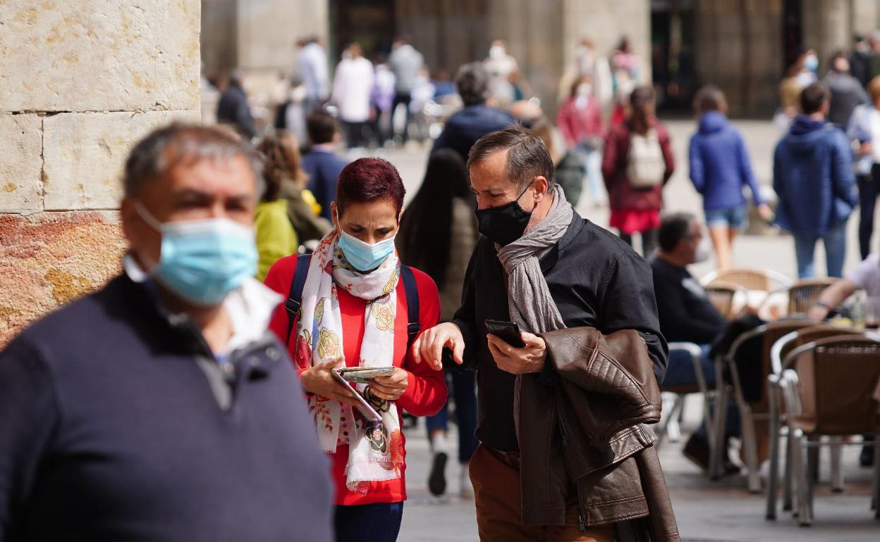 Gente aún con mascarilla en las calles de Salamanca.