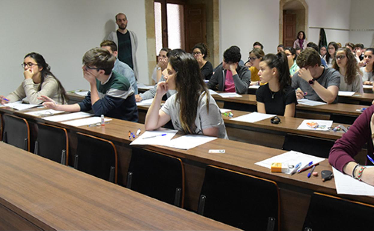 Alumnos salmantinos, antes de iniciar el examen de la EBAU