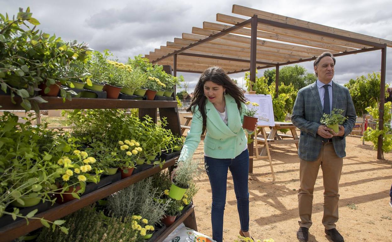 El alcalde de Salamanca, Carlos García Carbayo, y la concejala de Medio Ambiente de Salamanca, Miryam Rodríguez presentan el proyecto de ampliación de los Huertos Urbanos.
