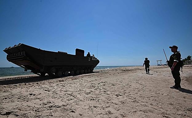 Especialistas rusos desminan la costa de Mariúpol.