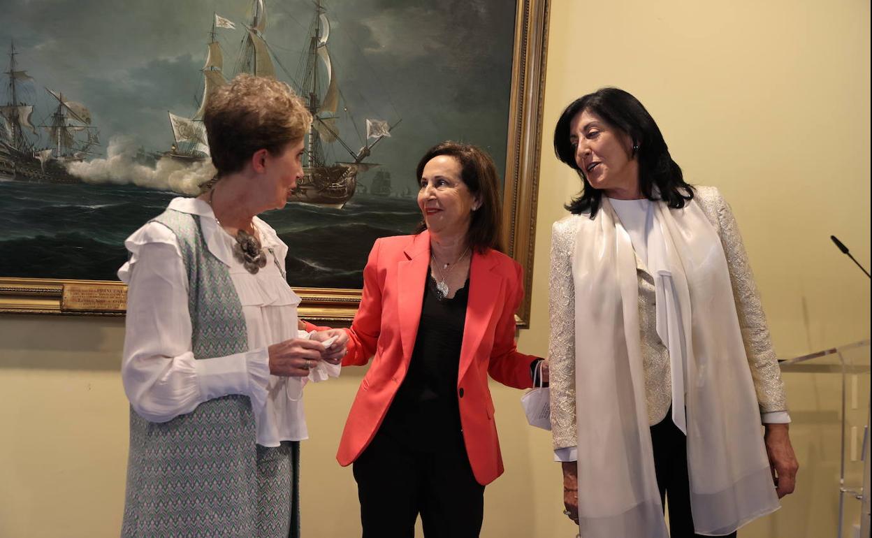 La ministra Robles, en el centro, junto a la anterior directora del CNI, Paz Esteban, y su sucesora, Esperanza Casteleiro. 