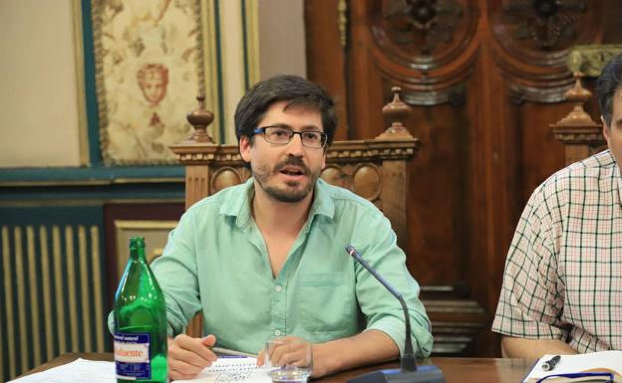 El concejal Gabriel de la Mora, en un pleno. 