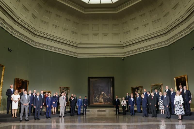 Los jefes de Estado y de Gobierno de los países miembros de la OTAN posan a su llegada al Museo del Prado, con Las Meninas de Velázquez al fondo. 