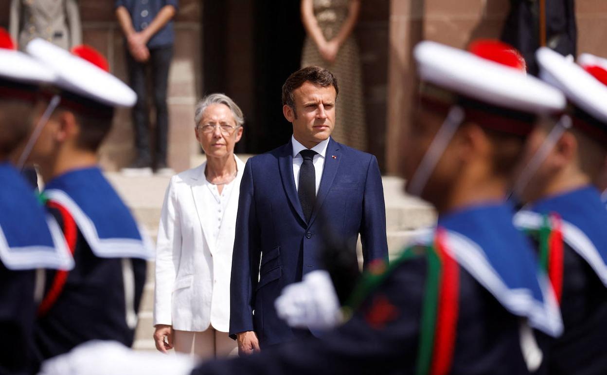Macron y Borne, durante una ceremonia en recuerdo de la declaración que realizó De Gaulle en la Segunda Guerra Mundial.