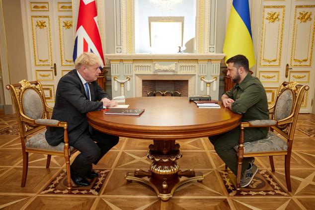 Johnson se reúne con el presidente de Ucrania, Volodímir Zelenski, en Kiev, en abril de este año. Ha sido el líder europeo más activo en contra de la invasión rusa. Zelenski ha lamentado