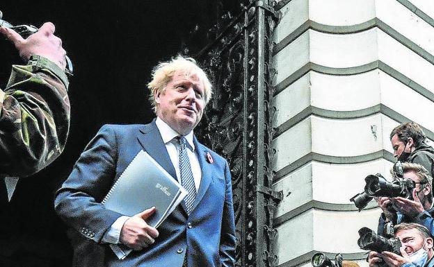 Johnson, determinado a resistir en el Gobierno hasta que los 'tories' designen a su sucesor