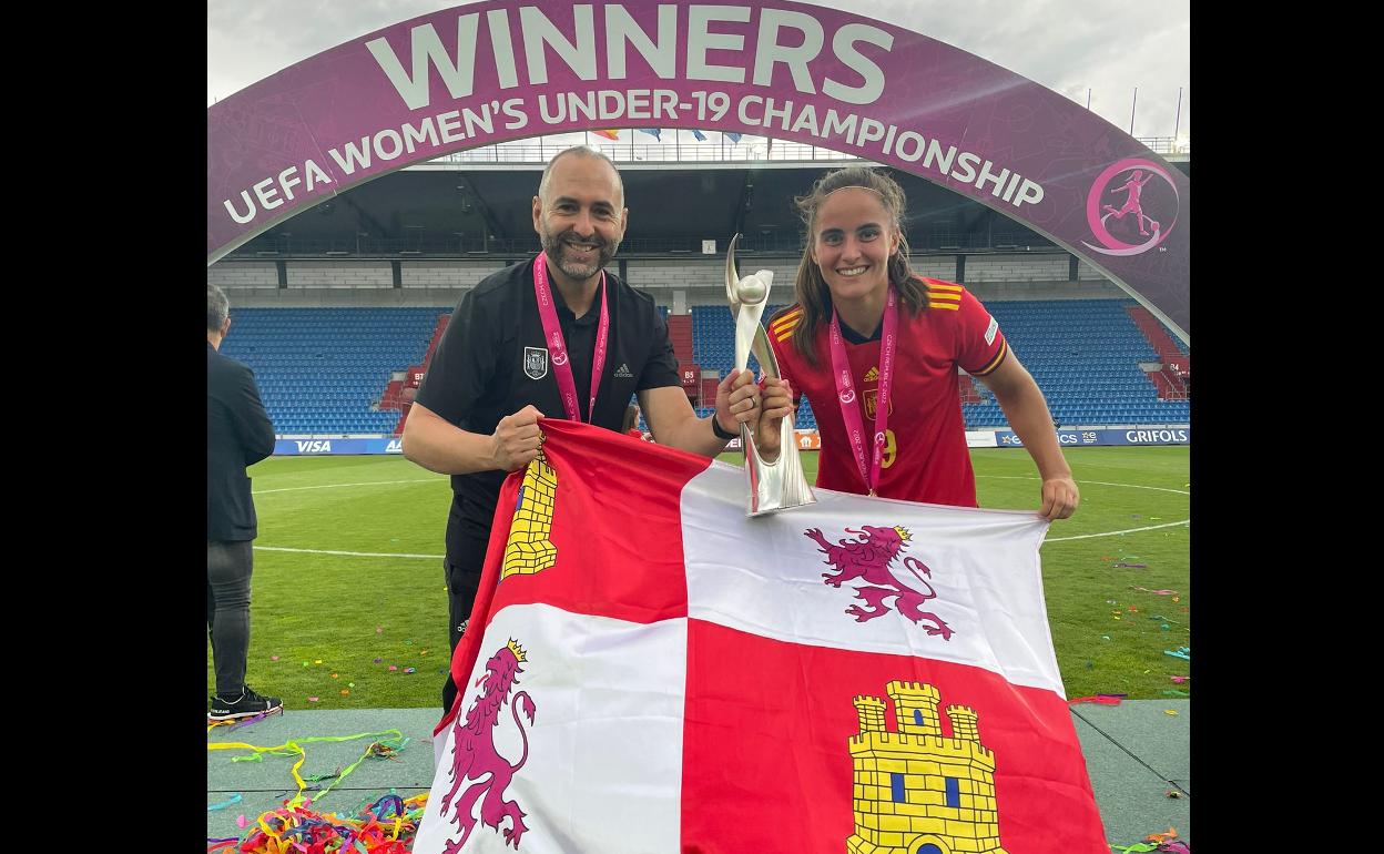 Carmen Álvarez, junto a Pedro López, natural de Aguilar de Campoo, con la bandera de Castilla y León, tras finalizar el partido.