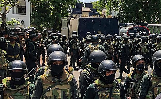 Militares desplegados este miércoles frente a la residencia del primer ministro en Colombo para contener a los manifestantes
