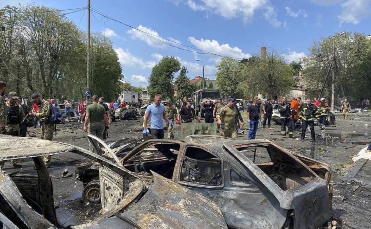 Equipos de emergencia trabajan en el lugar atacado con misiles rusos en la ciudad de Vinnitsa. 