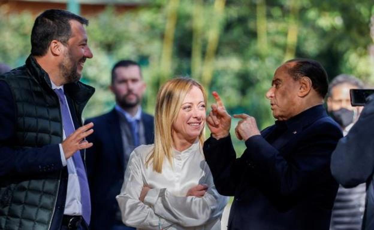 Berlusconi dialoga con Salvini y Meloni. 