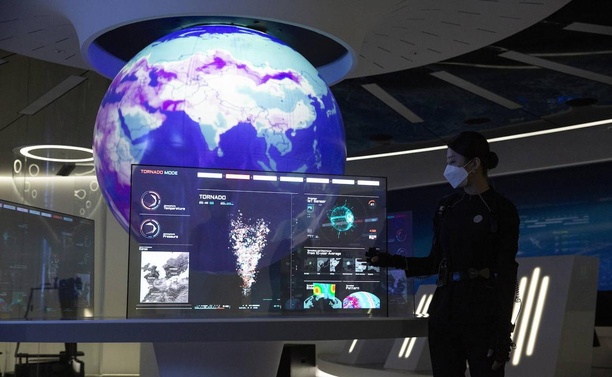 Una mujer trabaja en la sede de la compañía surcoreana SK Telecom. 