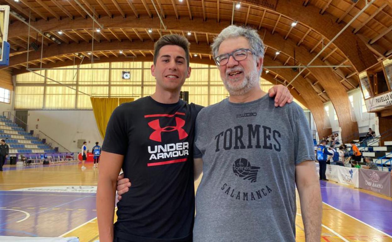 El presidente Carlos Darío Lavado, junto a Kevin Navarro. 