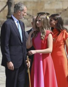 Imagen secundaria 2 - Los Reyes y sus hijas, a la llegada a la catedral de Santiago; La Reina, junto a sus hijas; La princesa Leonor habla con su padre. 