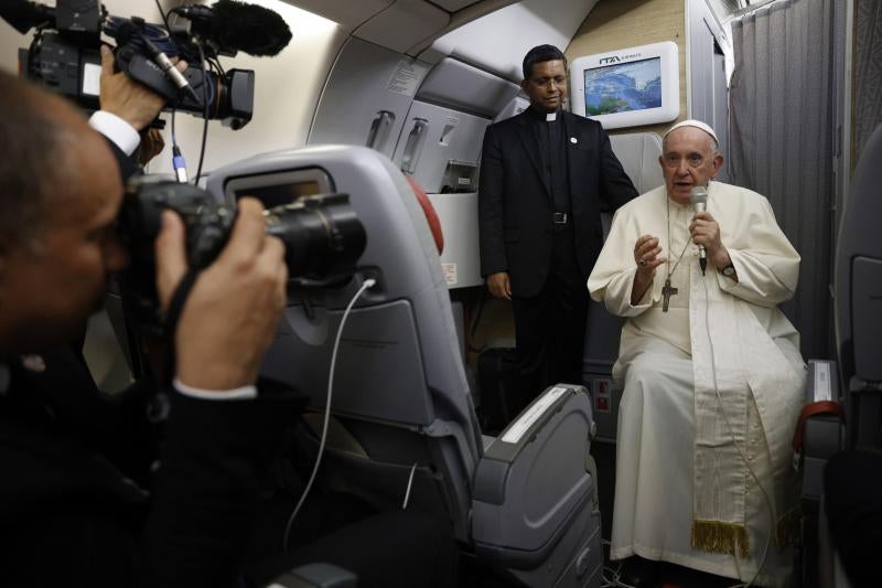 Francisco I ha ofrecido su rueda de prensa sentado durante el vuelo de regreso al Vaticano desde Canadá 