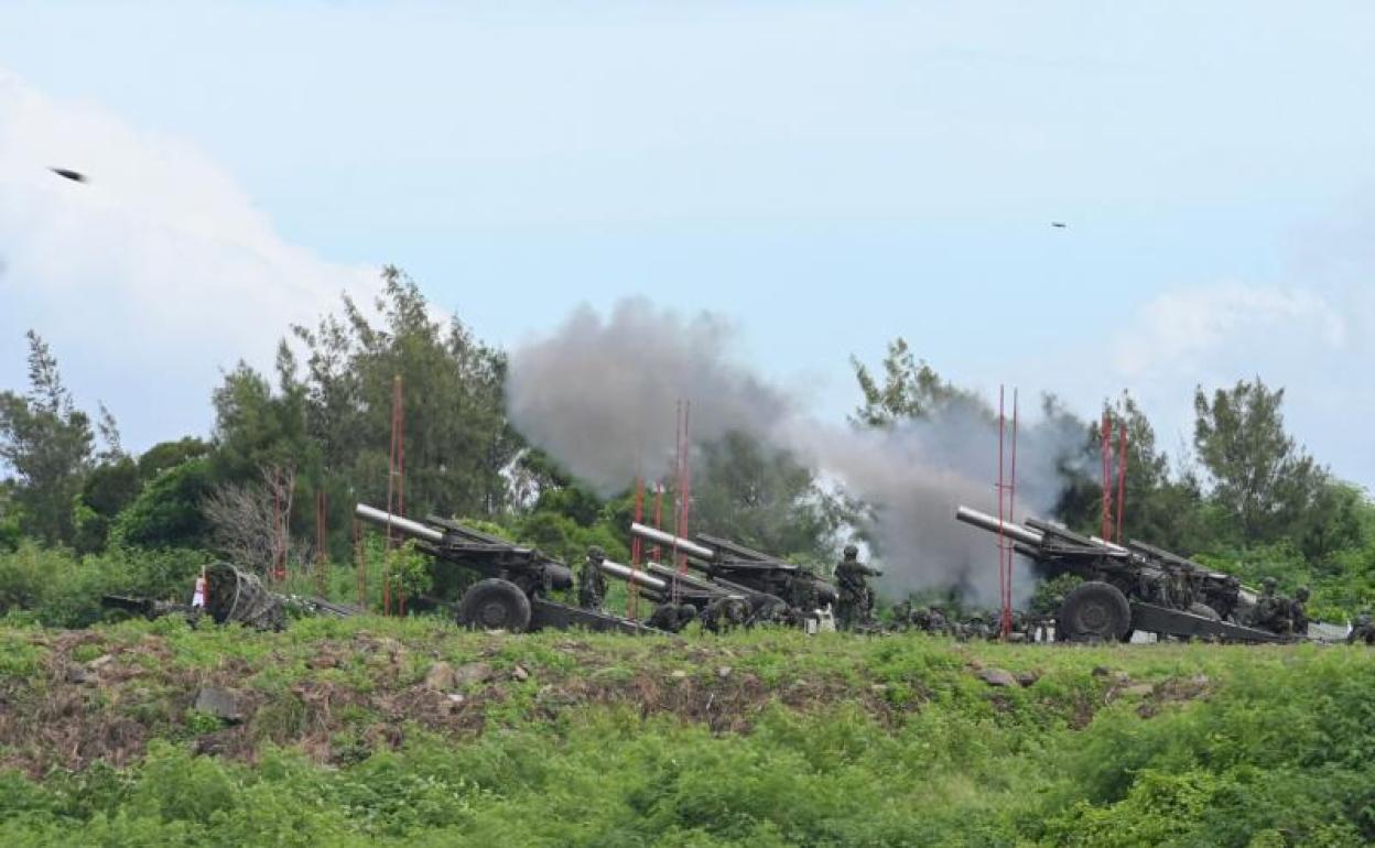 Soldados taiwaneses disparan obuses durante las maniobras de este martes en Pingtung. 