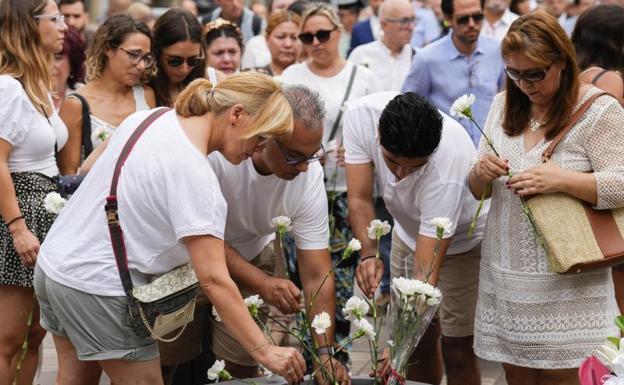 Imagen principal - Imágenes del homenaje a las víctimas del atentado.