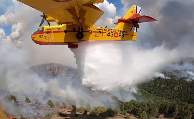 Un hidroavión trabajando ayer sobre el fuego en el término de Andilla.