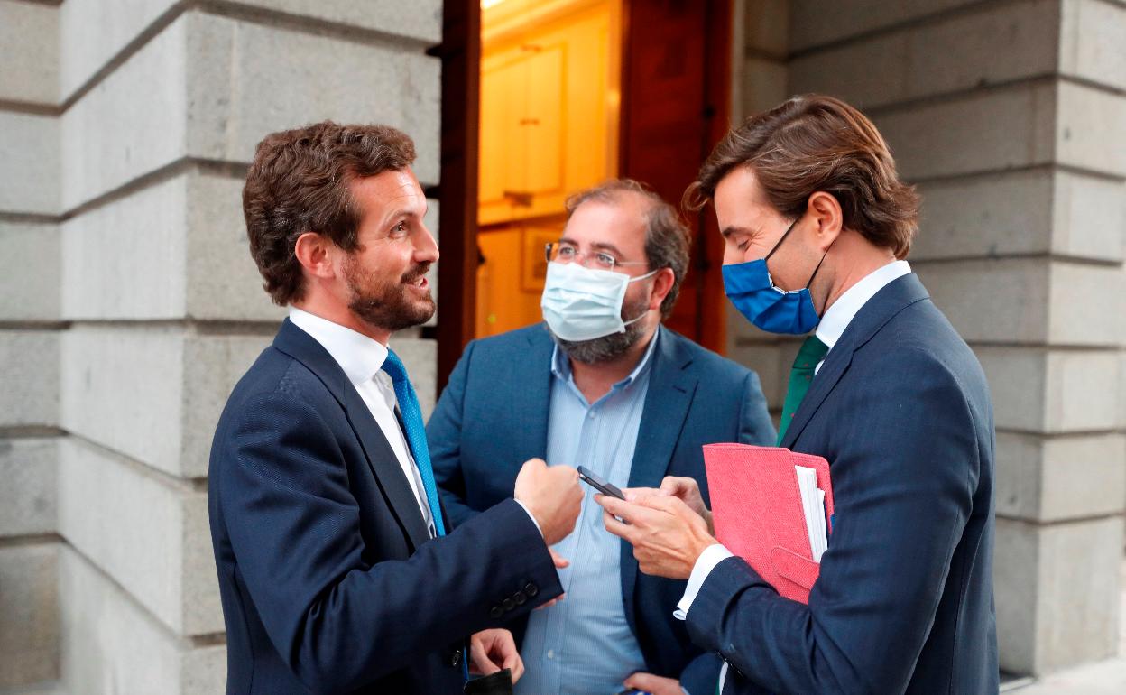 Casado conversa con Montesinos y Casero en octubre del año pasado en el patio del Congreso. 