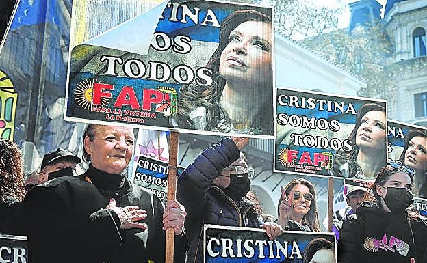 Manifestantes exhiben pancartas en Buenos Aires en apoyo a la exmandataria.