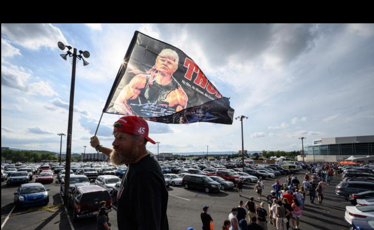 Uno de los seguidores de Trump que se dieron cita en Pensilvania para seguir su intervención. 