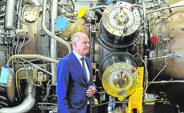 El canciller Olaf Scholz posa junto a una turbina del gaseoducto Nord Stream