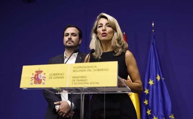 La ministra de Trabajo y Economía Social, Yolanda Díaz, y el ministro de Consumo, Alberto Garzón.
