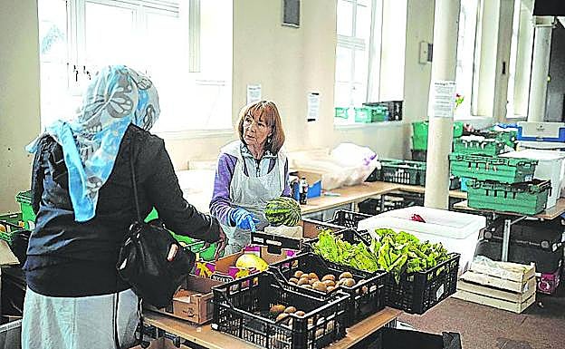 Reino Unido. Voluntarias preparan comidas en Bradford. 