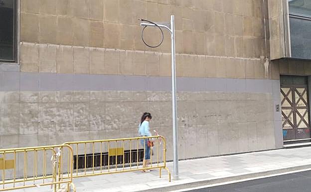 Imagen principal - Álvaro Gil reabre como calle &#039;verde&#039; sin jardines colgantes y con el mismo tráfico