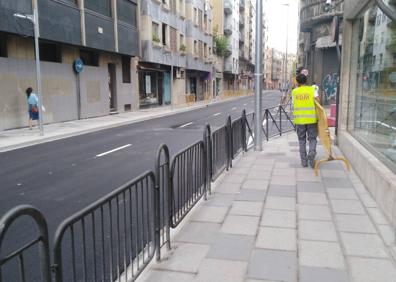 Imagen secundaria 1 - Álvaro Gil reabre como calle &#039;verde&#039; sin jardines colgantes y con el mismo tráfico