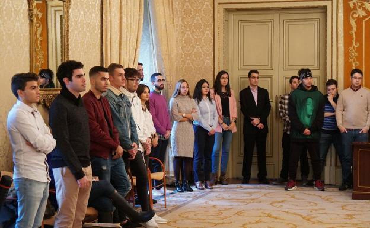 Un grupo de jóvenes participantes en los cursos que organiza el Ayuntamiento.