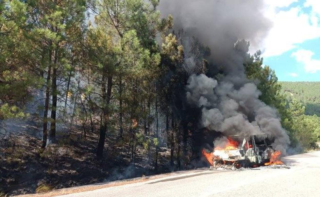 Imagen del vehículo ardiendo