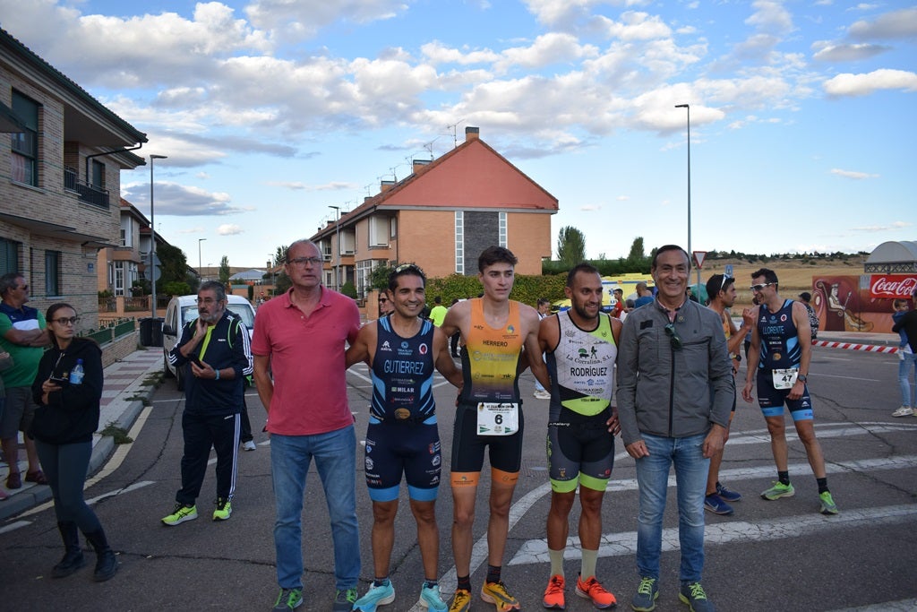 Imagen secundaria 1 - Óscar Herrero y Ester Rodríguez levantan el VI Duatlón Cross de Carbajosa